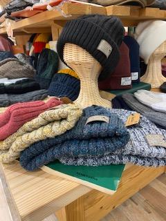 寒くなる季節にピッタリのニット帽　高級なニット帽からお手頃なニット帽まで幅広く入荷しております。気に入る商品が必ず見つかる！！